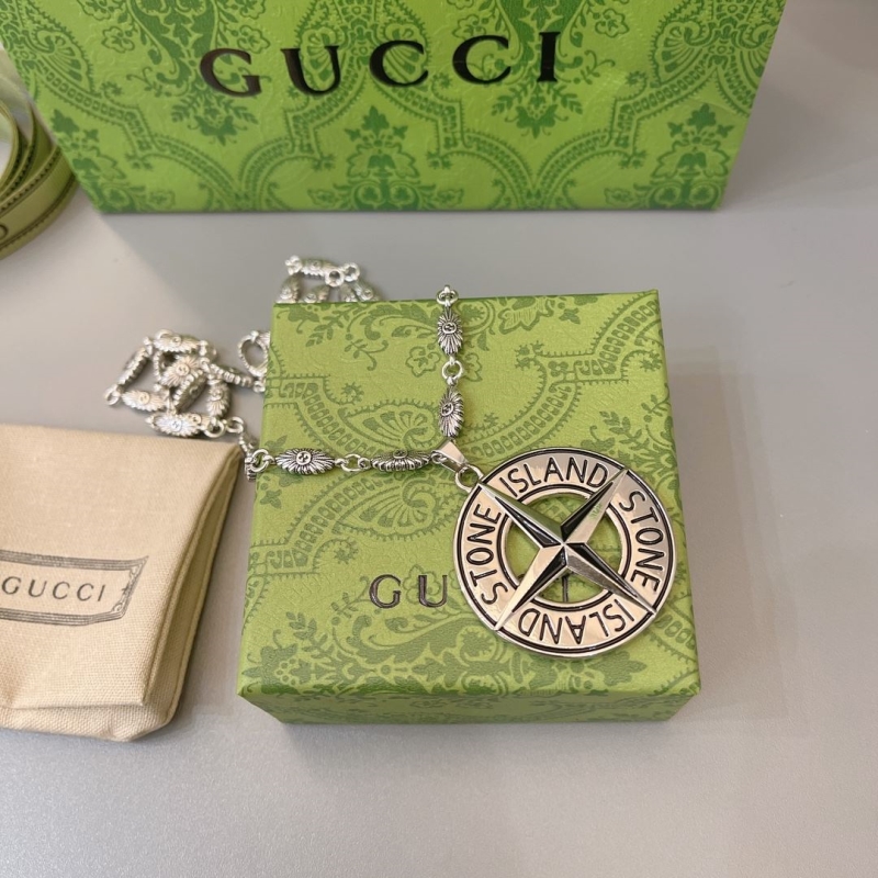 G*u*i necklaces
